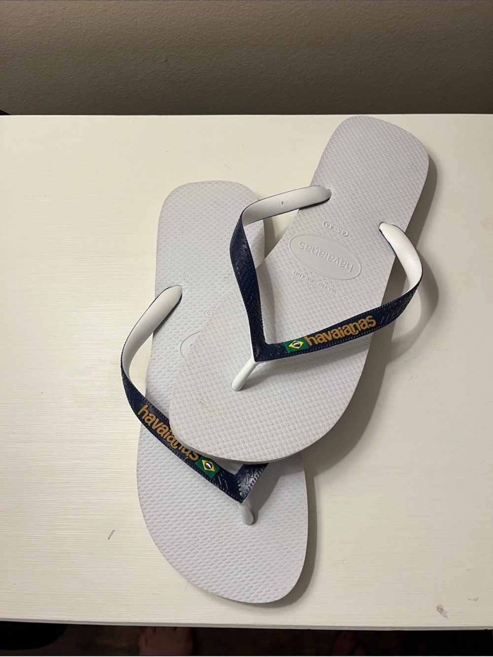 Men’s white with Navy Havaiana plop flops with Brazil flag